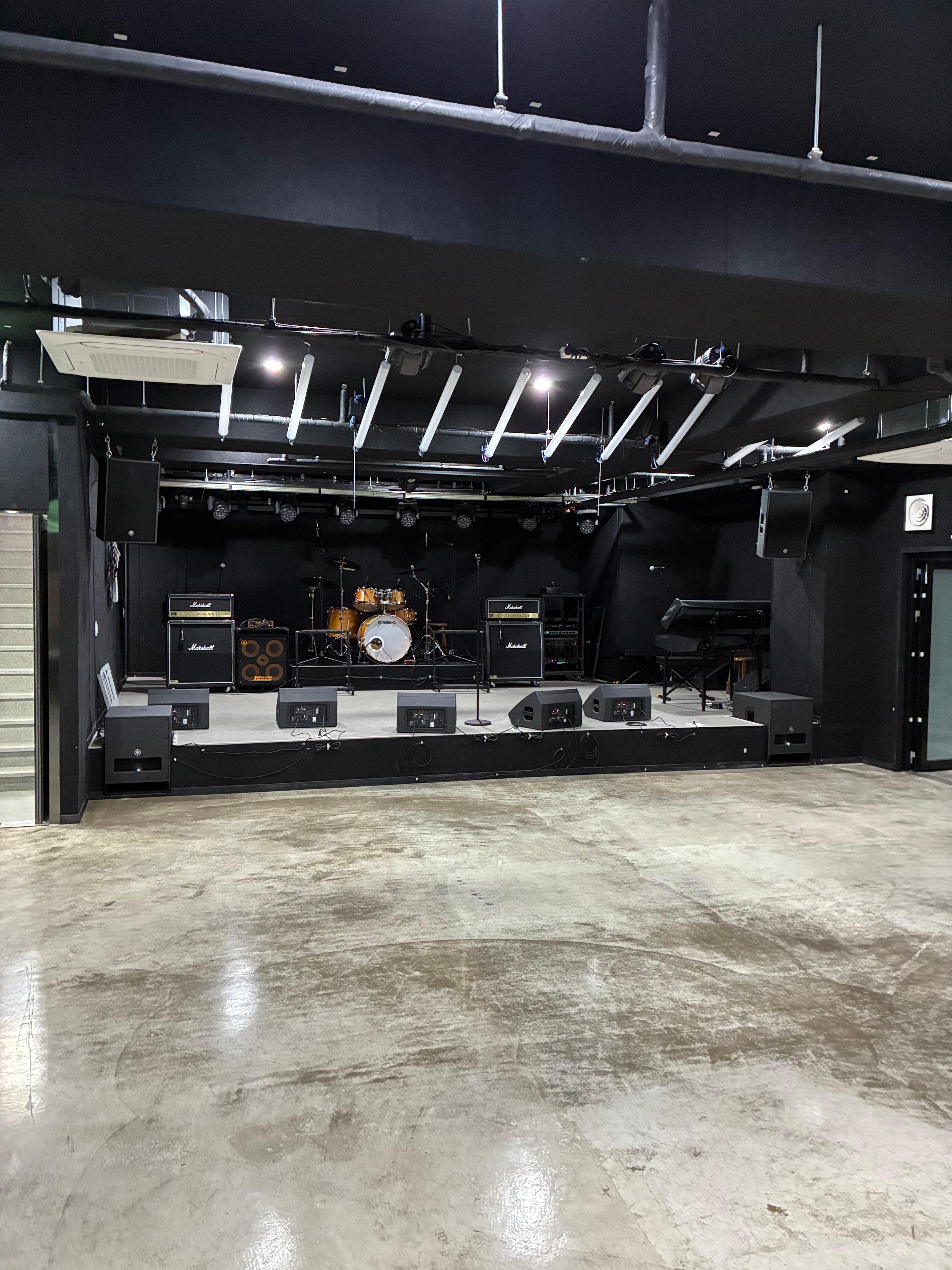 공공일클럽 무대 전경 — 드럼·Marshall·키보드 셋업